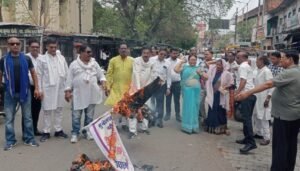 प्रतीकात्मक सामूहिक पुतला दहन