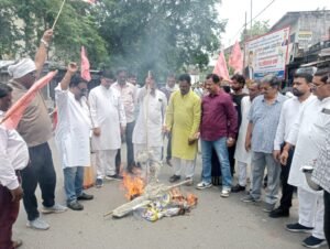 नौ सांसदों के प्रतीकात्मक पुतले