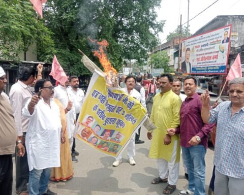 नौ सांसदों के प्रतीकात्मक पुतले