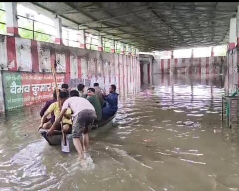 पानी से भरे अंडर ब्रिज में लोगों ने नाव