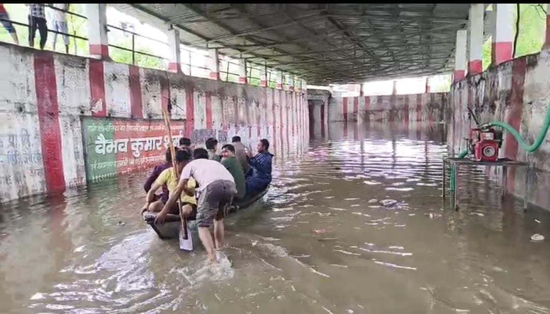 पानी से भरे अंडर ब्रिज में लोगों ने नाव