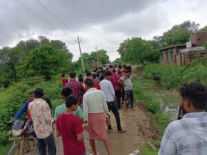 स्कूली बच्चों से भरी बस पलटी