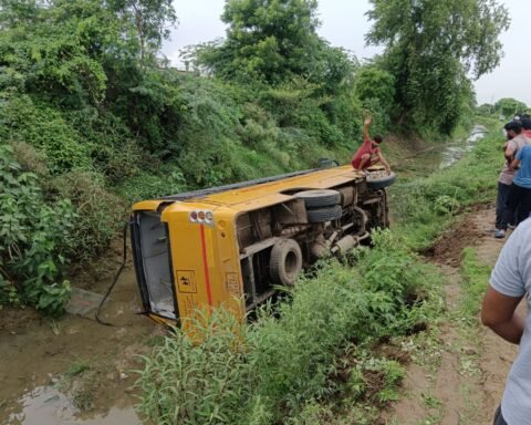स्कूली बच्चों से भरी बस पलटी