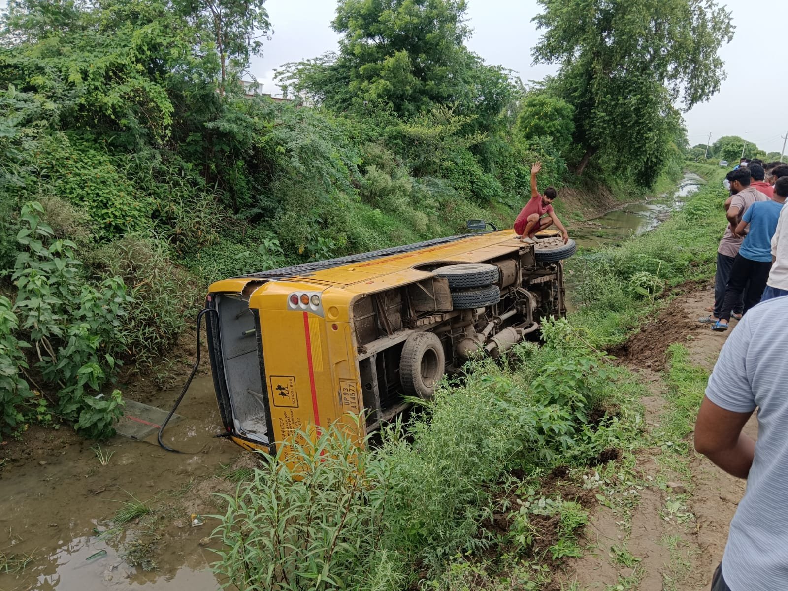 स्कूली बच्चों से भरी बस पलटी