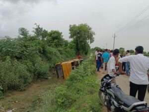 स्कूली बच्चों से भरी बस पलटी
