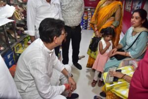 सांसद अनुराग शर्मा 