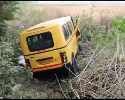 स्कूल वैन से टकराई स्कूटी
