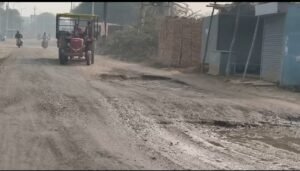 पलटी धान से भरी ट्रॉली