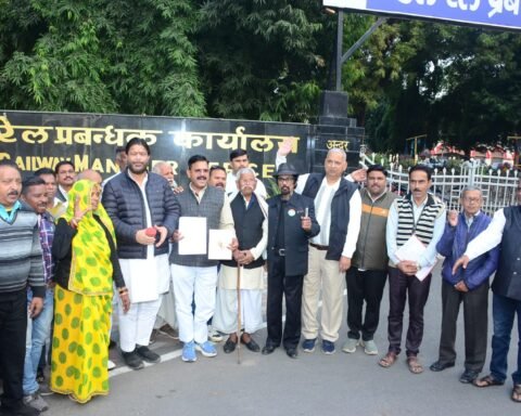 कांग्रेसियों ने सौंपा ज्ञापन