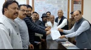 कांग्रेसियों ने सौंपा ज्ञापन