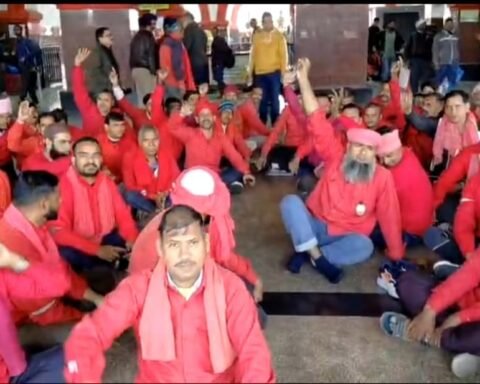 कुलियों ने किया विरोध प्रदर्शन