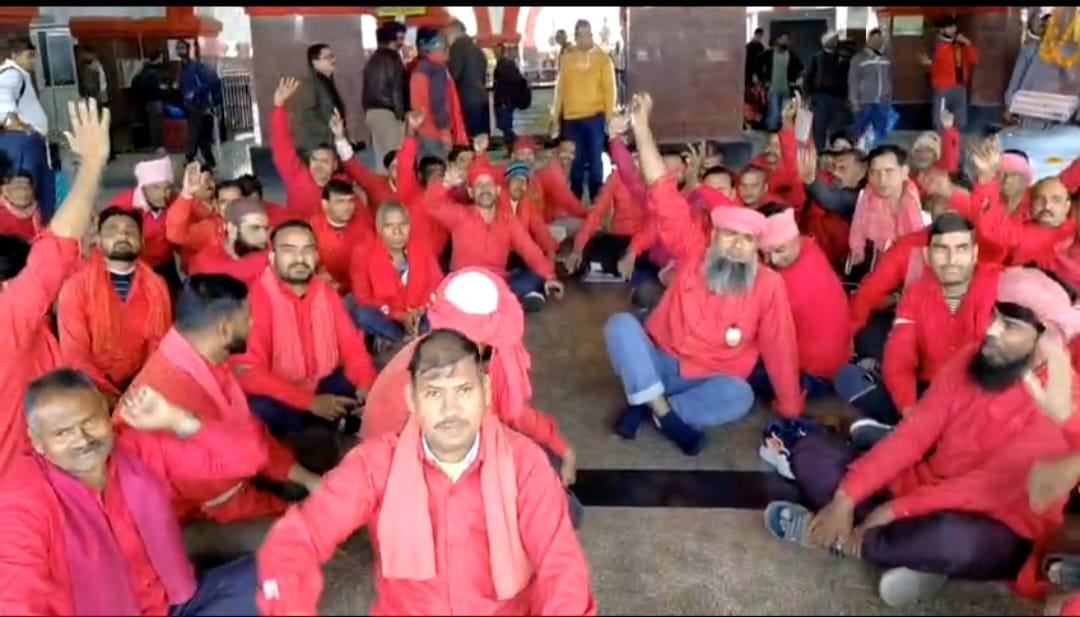 कुलियों ने किया विरोध प्रदर्शन