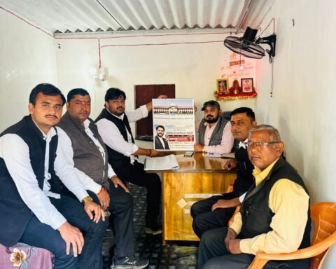 अधिवक्ताओं ने किया जनसंपर्क
