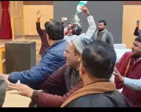 किसानों ने किया आत्महत्या का प्रयास