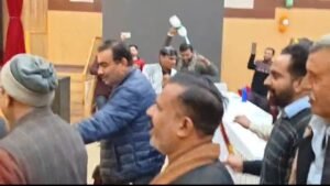किसानों ने किया आत्महत्या का प्रयास