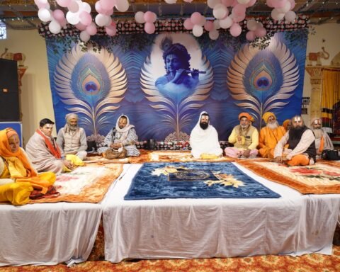 झांसी।महानगर के सिविल लाईन स्थित कुंजबिहारी जू मंदिर में समस्त गुरुजनों की स्मृति में आयोजित श्रीमद भागवत ज्ञान यज्ञ का गुरुवार वार को हवन,पूजन पूर्णाहुति एवं विशाल भण्डारे के साथ समापन हो गया।