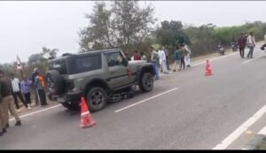 दो मोटरसाइकिल सवारों को तेज़ रफ़्तार कार ने रौंदा