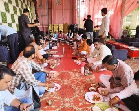 सामूहिक टिफिन बैठक