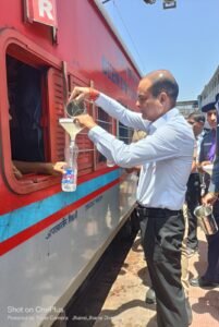 झांसी स्टेशन पर नि:शुल्क जल सेवा