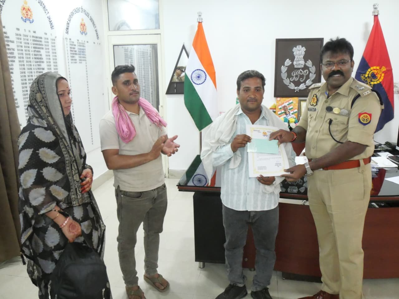 ई-रिक्शा चालक ने लौटाए लाखों के जेवर