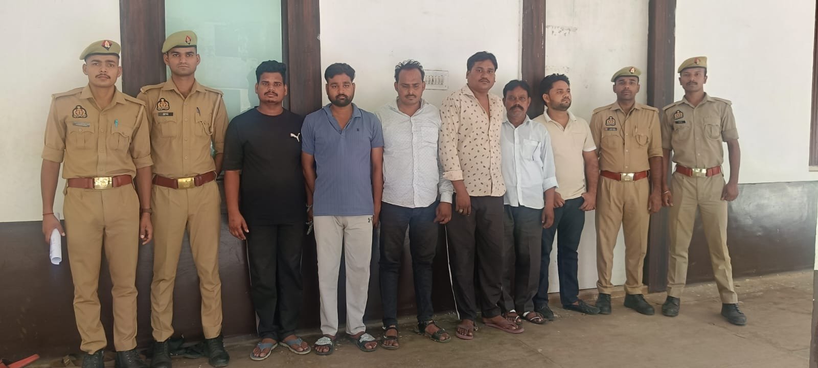 छह जुआरी गिरफ्तार