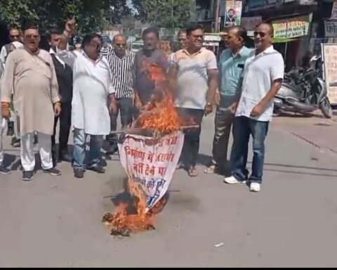 50 विधायकों के पुतले
