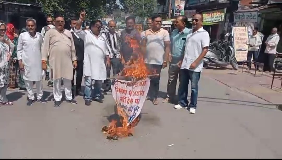 50 विधायकों के पुतले